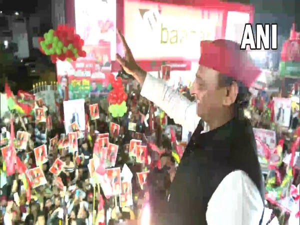 SP govt made Metro, CM Yogi only inaugurated them, says Akhilesh Yadav in Lucknow