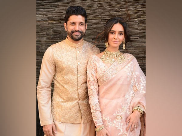 Newlyweds Farhan Akhtar, Shibani Dandekar make first appearence post marriage, distribute sweets