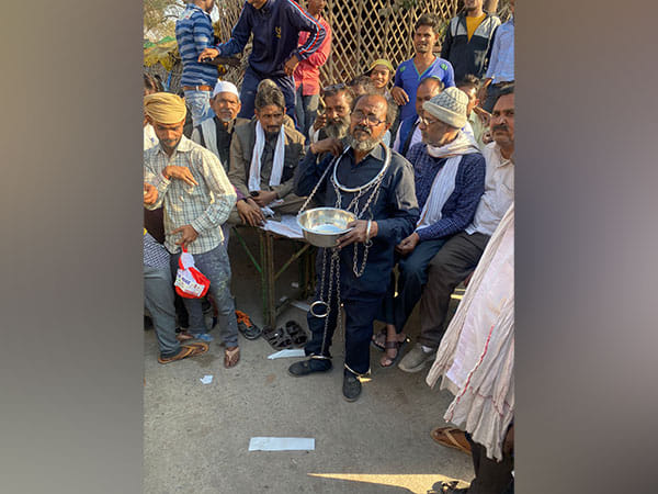 UP polls: Independent candidate from Firozabad pitching for the rights of bangle workers, campaigns wearing shackles