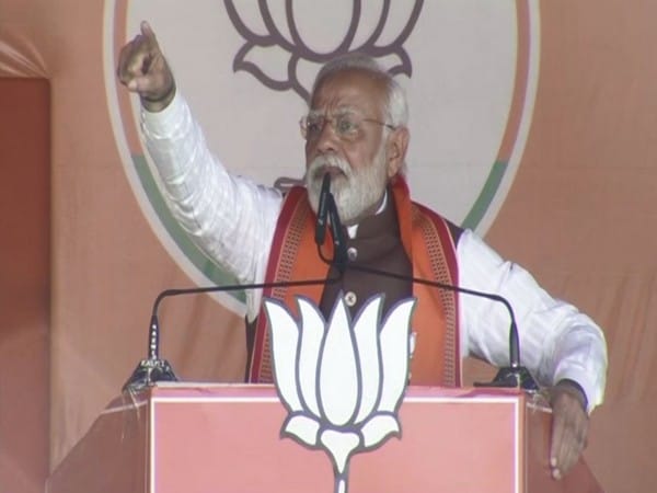 Had to bear a govt for two years initially which wasn't ready to give money of the poor to them, PM Modi takes dig at Akhilesh