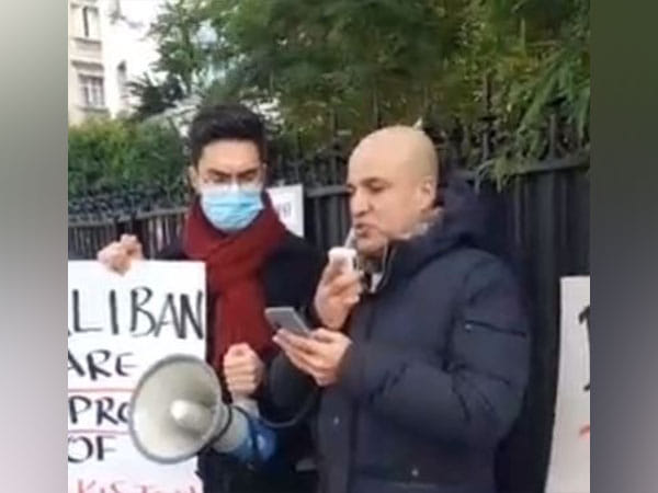 Protest held outside FATF office in Paris calling for blacklisting of Pakistan