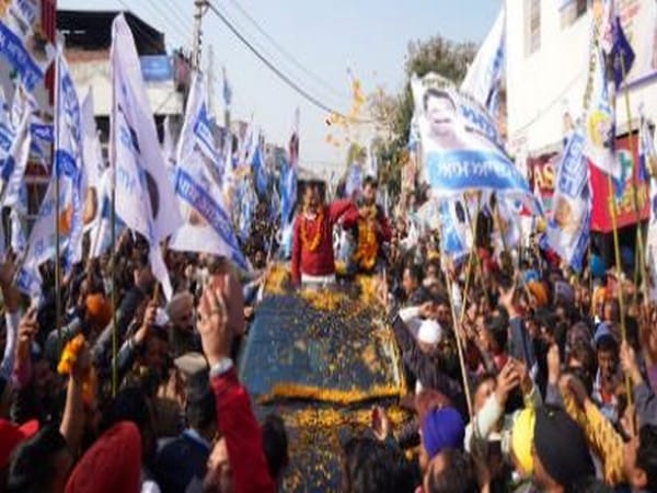 Arvind Kejriwal appeals to people to vote for AAP at street corner meeting in Punjab's Hoshiarpur 