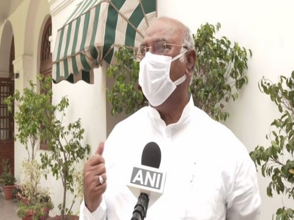 Mallikarjun Kharge dubs AIMIM BJP's 'B team', rejects scope for alliance