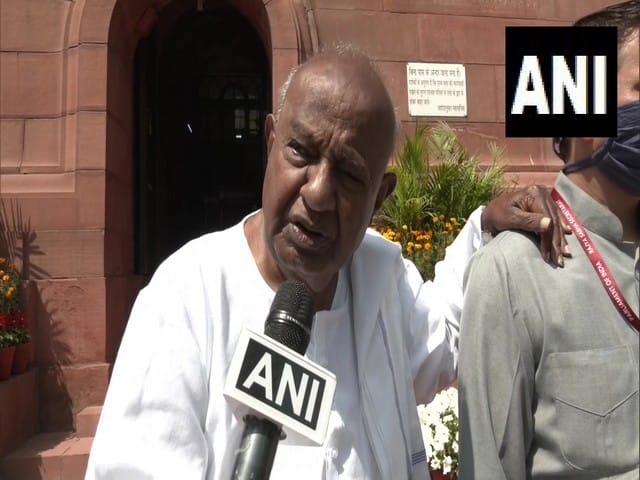 Former PM Deve Gowda ask K'taka govt to call political parties for discussion on Hijab ban