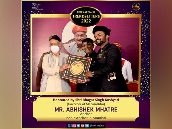Abhishek Mhatre wins the Trendsetter 2022 award for the Most Iconic Anchor in Mumbai