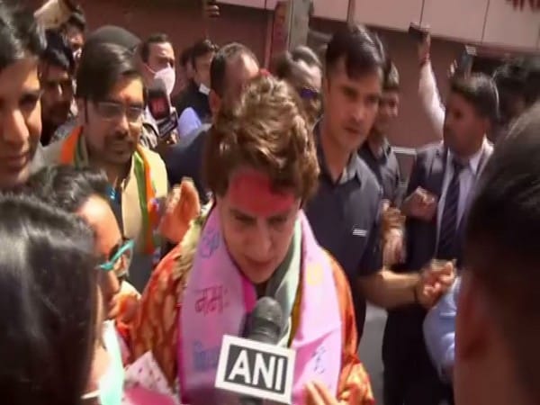 UP: Priyanka, Rahul Gandhi visit Kashi Vishwanath temple