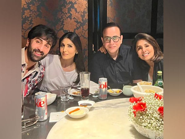 Ranbir Kapoor is all smiles with mom Neetu, sister Riddhima in family picture