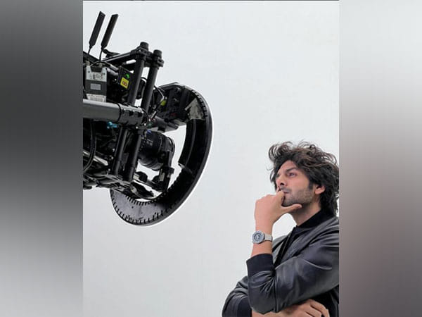 It's a working Sunday for Kartik Aaryan as he heads for 'Shehzada' shoot