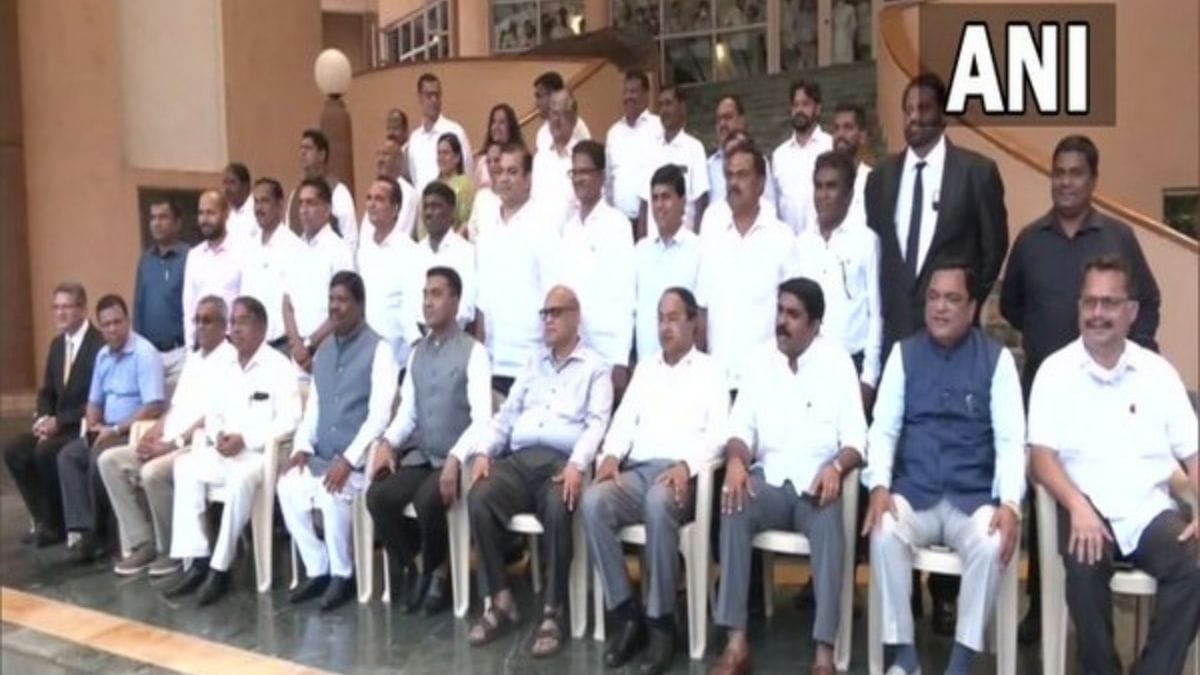 39 new Goa MLAs take oath as BJP waits to stake claim to form govt