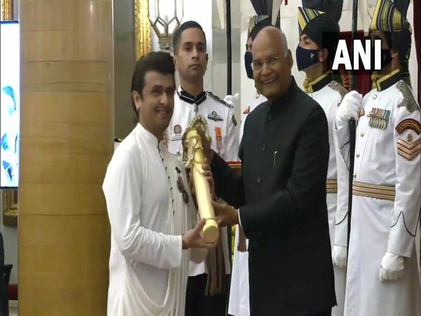 Sonu Nigam receives Padma Shri from President Kovind