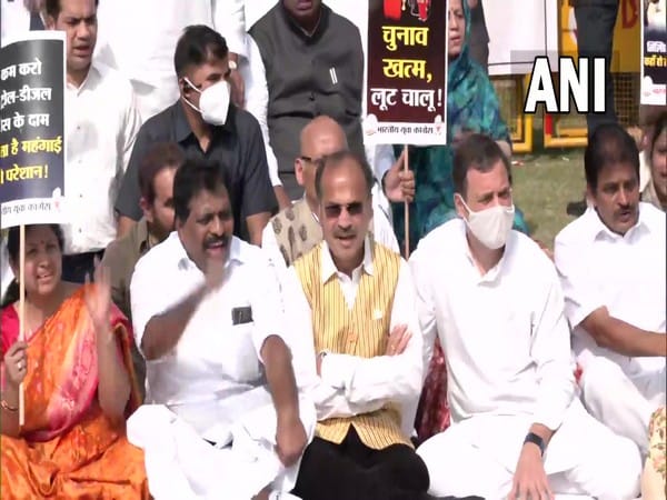 Congress MPs led by Rahul Gandhi stage protest at Vijay Chowk against fuel price hike