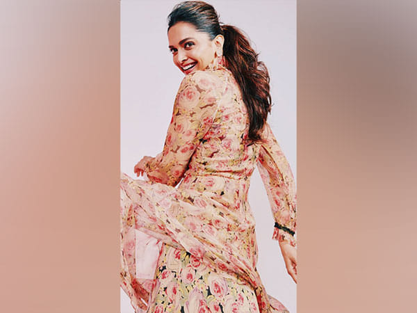  Deepika Padukone's 'late' Holi wish encapsulates her love for flowers 
