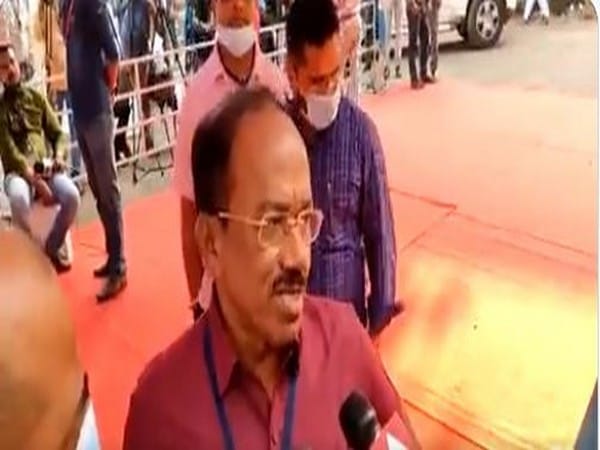 Goa polls: Leading from Mandrem, former CM Parsekar 'equidistant' from Congress, BJP