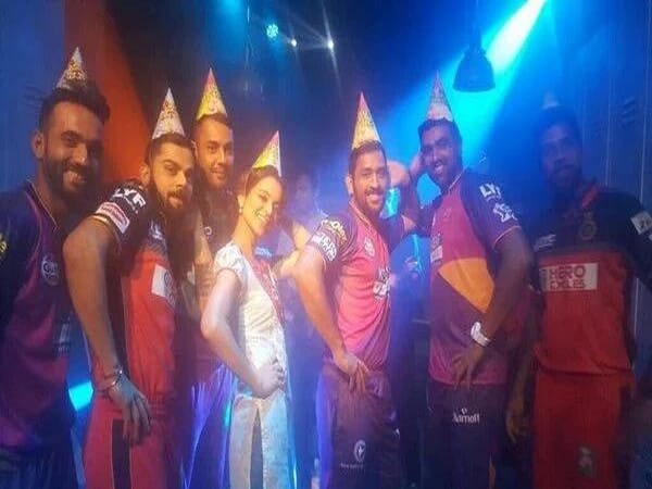 When Virat Kohli, Dhoni grooved to 'London Thumakda' along with Kangana Ranaut 