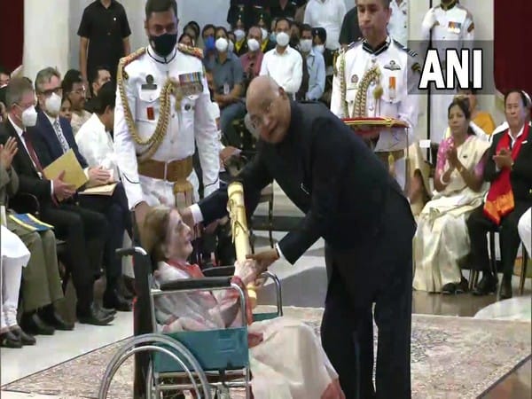 Veteran singer Sulochana Chavan receives Padma Shri 