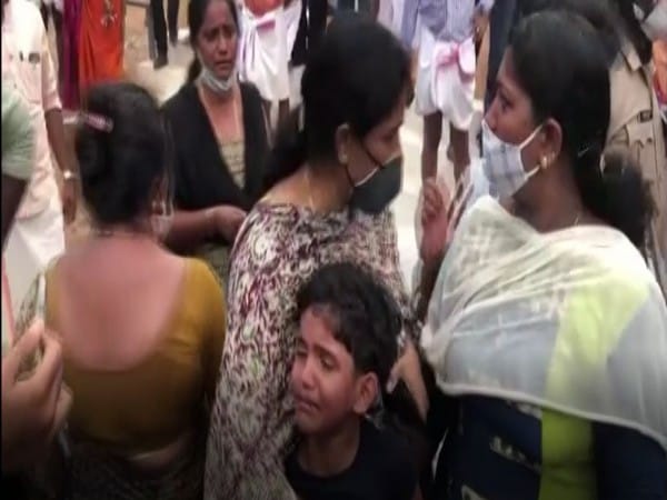 Kerala Police detains people protesting against K-Rail project in Kottayam 