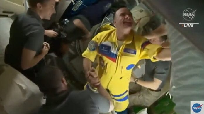 A screenshot of the Russian cosmonauts arriving at the International Space Station, in colours of Ukrainian flag. | Photo: Twitter/@Space_Station