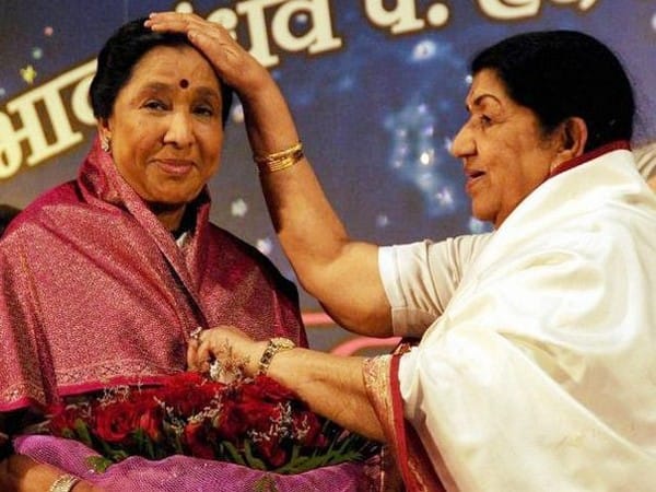 Asha Bhosle breaks down while remembering sister Lata Mangeshkar at an event 