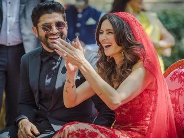 Farhan Akhtar shares joyous wedding picture with Shibani Dandekar 
