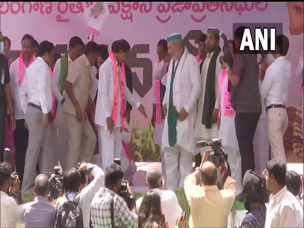 Rakesh Tikait joins TRS protest at Telangana Bhavan on paddy procurement issue