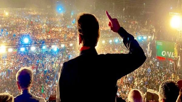 Imran Khan calls youth of Pakistan to raise voice through social media against Shehbaz Sharif