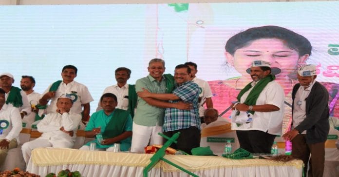 Farmer leader Kodihalli Chandrashekar joins AAP in the presence of Delhi CM Arvind Kejriwal at Basavanagudi Thursday | Twitter @AAPKarnataka