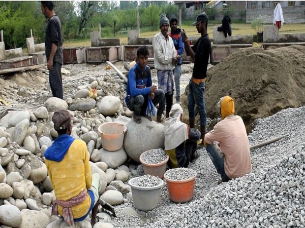 J-K: Migrant labourers find peaceful working milieu in valley, say no plan to leave