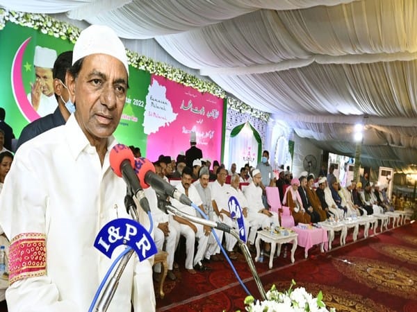 Ramzan: Telangana CM hosts Iftar party, Owaisi, several scholars attend