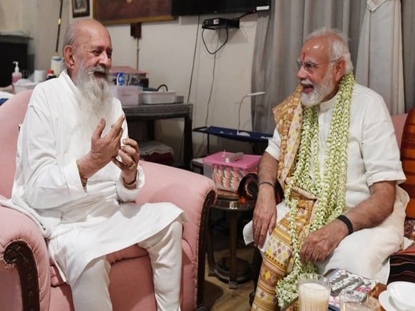 PM Modi meets former cricketer Jam Saheb Shatrusalyasinhji