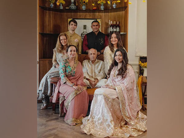 Soni Razdan shares Bhatt family picture from Alia, Ranbir's wedding