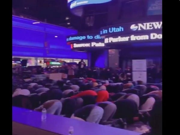 In a first, Muslims perform Taraweeh prayer at Times Square in US