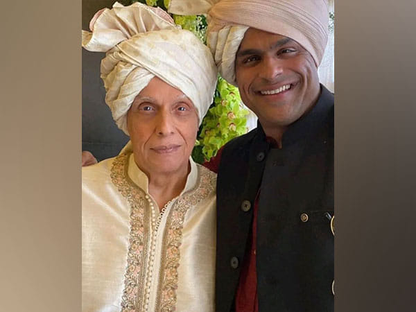 Mahesh Bhatt, son Rahul Bhatt beam with joy at Ranbir, Alia's wedding