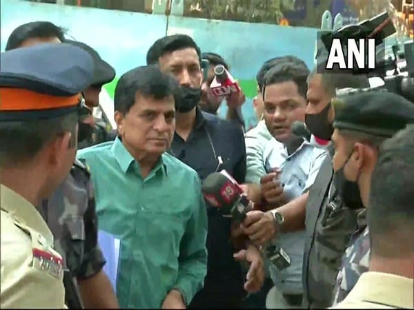 Maharashtra Hanuman Chalisa row: BJP leader Kirit Somaiya reaches Khar Police Station to register FIR
