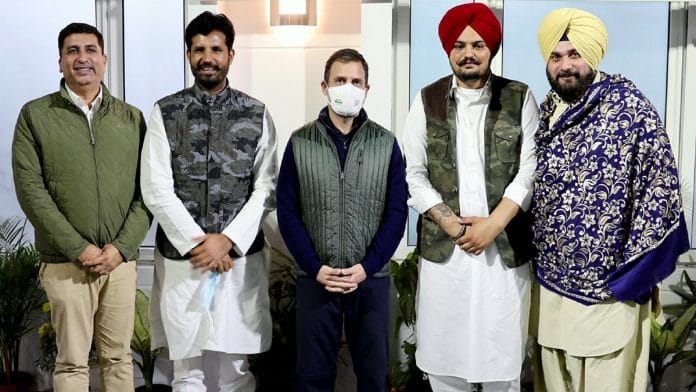 File photo of Congress leader Rahul Gandhi and then Punjab Congress president Navjot Sidhu with singer Sidhu Moose Wala (2nd from right) in Delhi last year | ANI