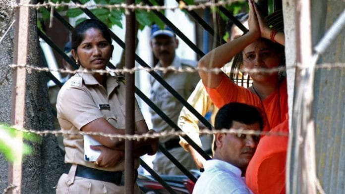 Independent MP from Amravati Navneet Rana and MLA Ravi Rana at Santacruz Police Station in Mumbai | Credit: ANI photo