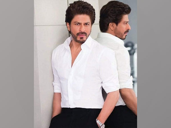 Shah Rukh Khan pens heartfelt handwritten note for 'Pathaan' crew member
