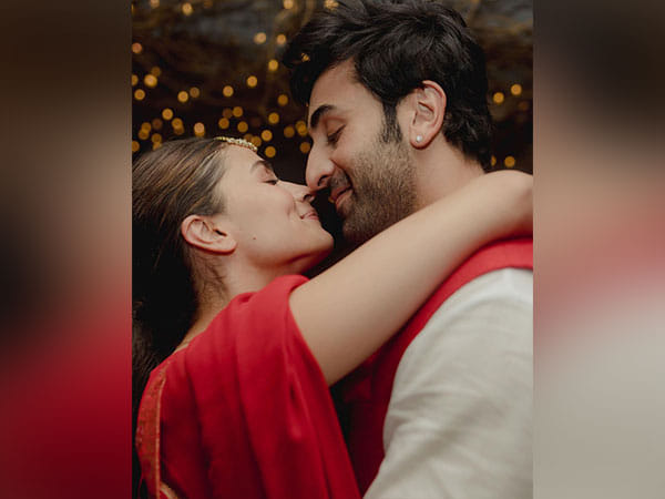 Alia Bhatt reacts to viral video of husband Ranbir Kapoor, calls it a 'Full Vibe'