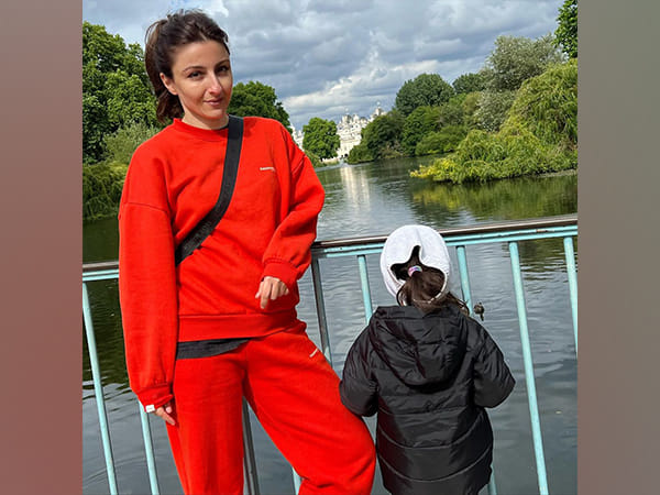 Daughter Inaaya turns into photographer for mother Soha Ali Khan, see pictures