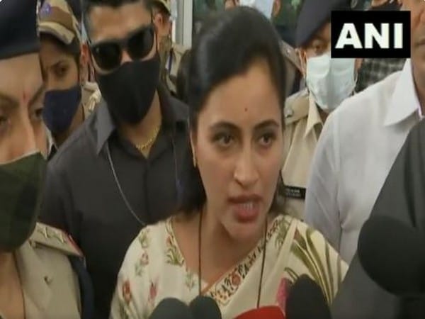 Navneet Rana calls Sanjay Raut 'Popat', claims Shiv Sena MP threatened to 'bury her 20 feet deep'