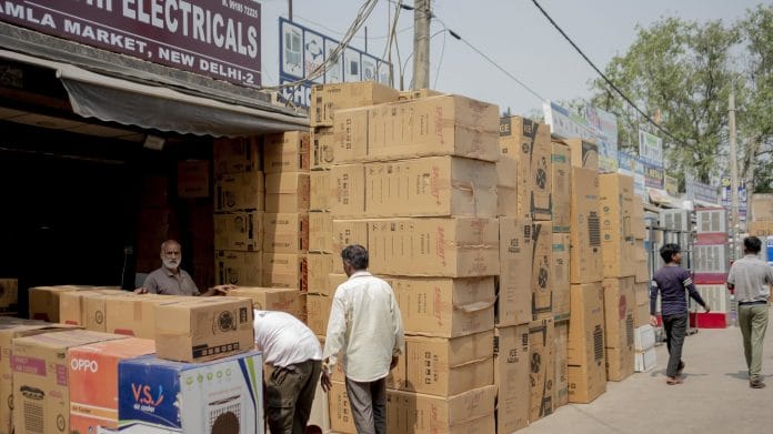 In India, 16 of the country's 28 states have been grappling with outages of two to 10 hours a day | Photo: Kanishka Sonthalia | Bloomberg