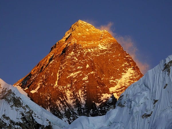 Russian climber dies on Mt. Qomolangma