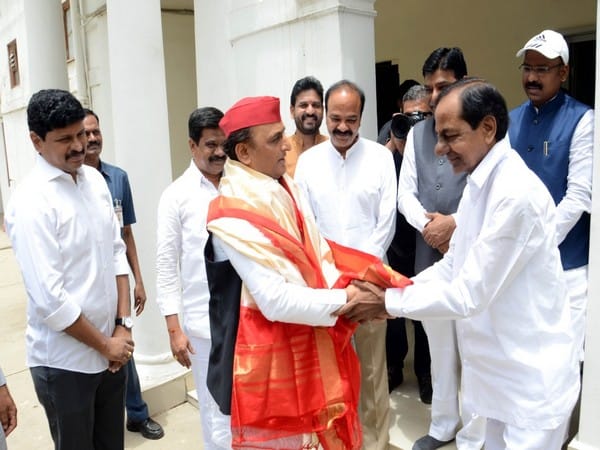 Telangana CM meets Akhilesh Yadav in Delhi, discusses 'current national issues'