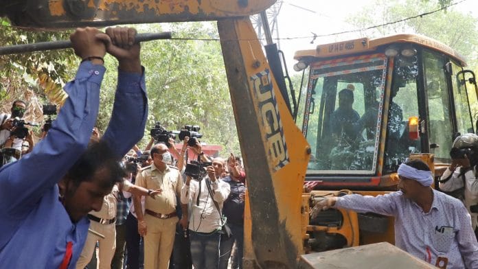 SDMC conducting an anti-encroachment drive at Delhi's New Friends Colony on 10 May 2022 | ANI