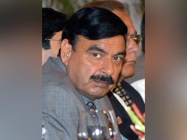 Pakistan: PM Sharif's aid offers PKR 50,000 reward for anyone who rips off Rashid's wig