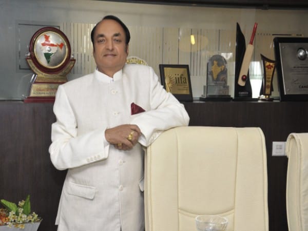 Moradabad activist Arvind Goel distributes 1,000 mud pots to give birds water