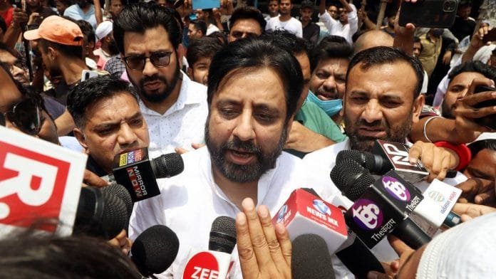 Amanatullah Khan speaks to the media at Shaheen Bagh Monday | ANI