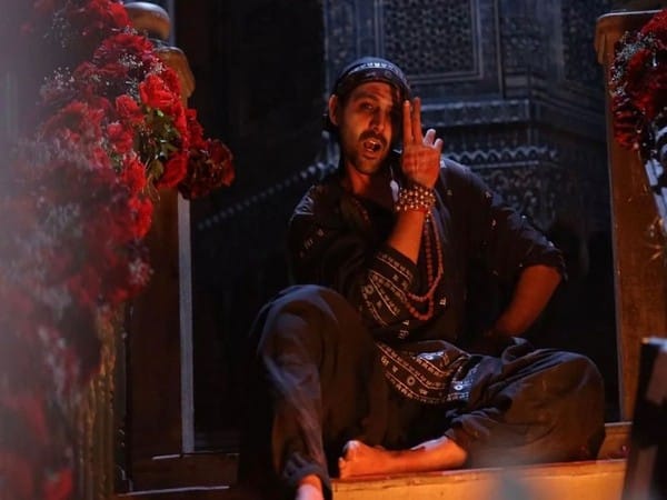 Kartik Aaryan shares funny BTS photo with Tabu from Bhool Bhulaiyaa 2 sets