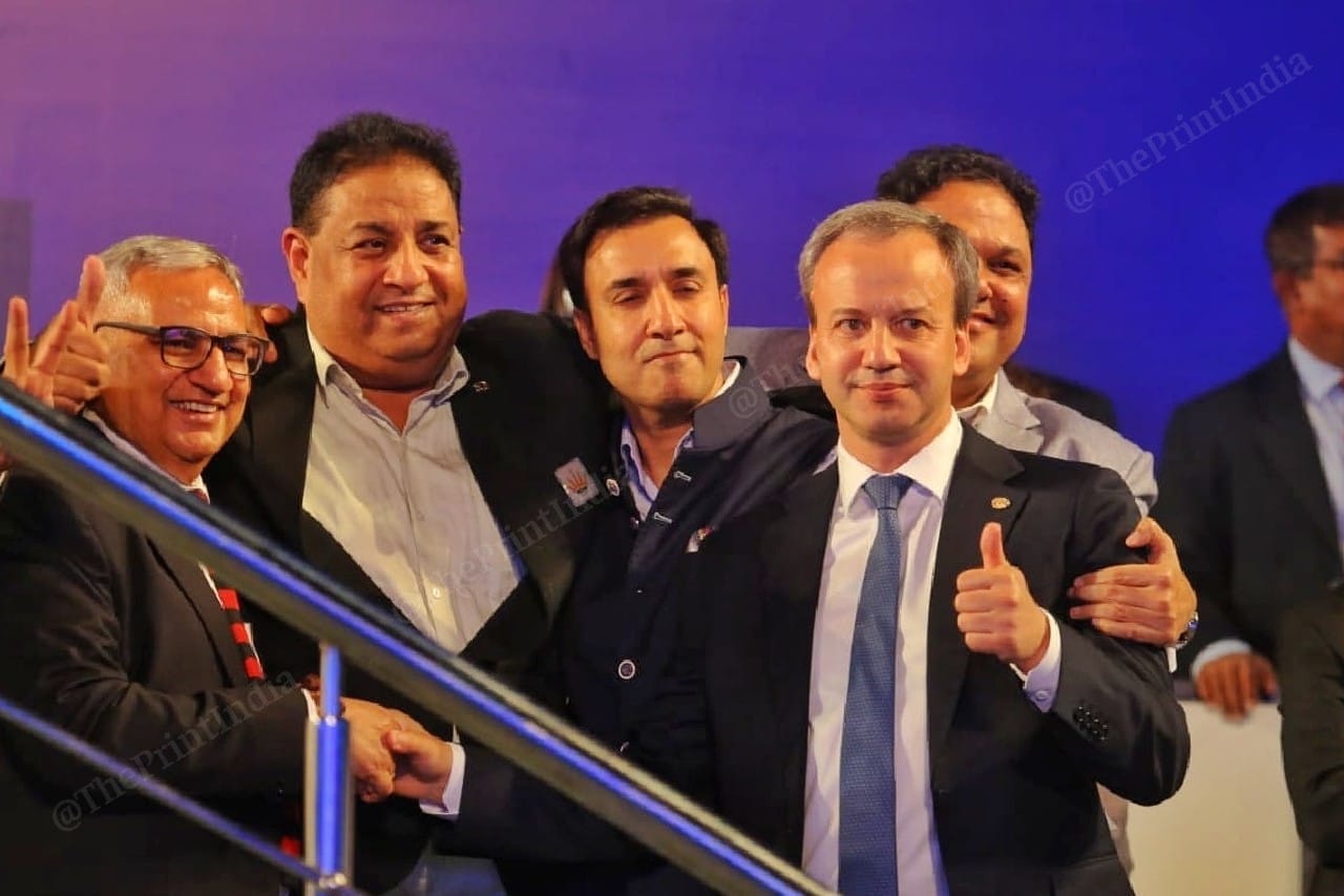 FIDE president Arkady Dvorkovich poses wiyh members | Photo: Praveen Jain | ThePrint