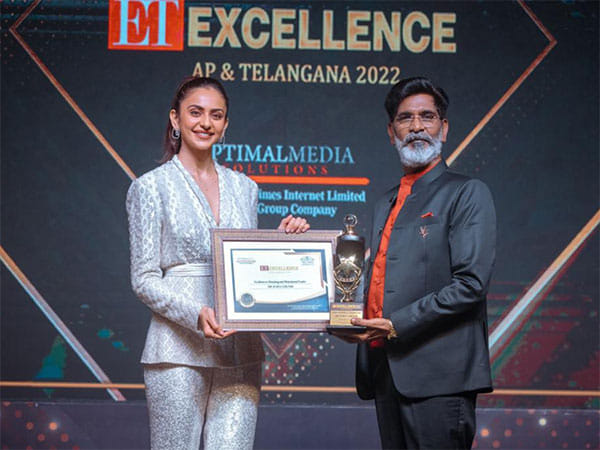 ET Excellence Award for education revolutionist Dr Surya Chundi