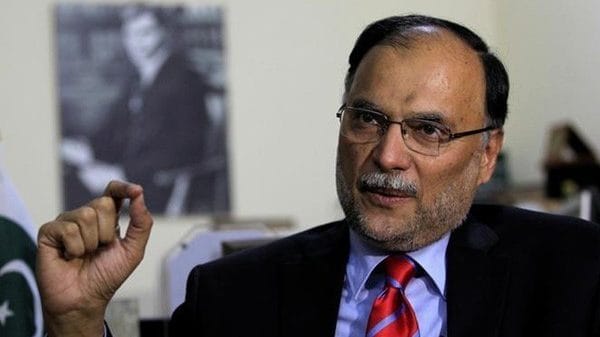 Pakistanis urged to drink less tea to keep economy afloat